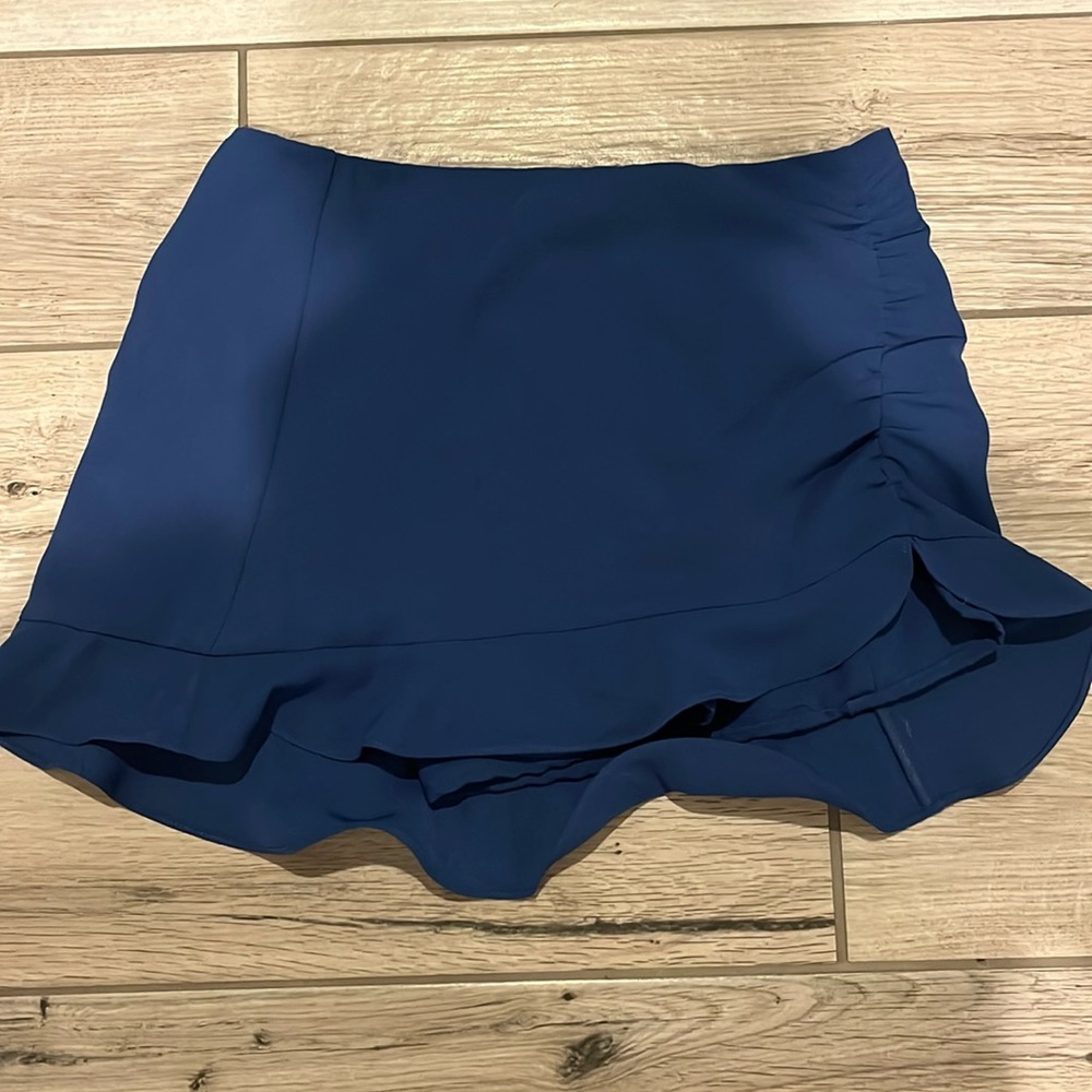 Tazga women’s navy blue skirt with built in shorts, size Medium